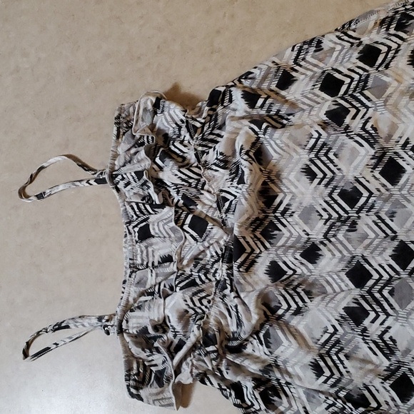 SO Women's tank top with ruffle design and removable straps.  Size large - Picture 3 of 11